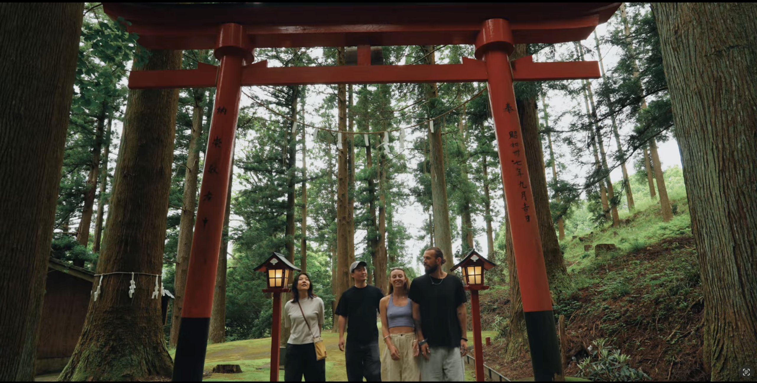 穴森神社の鳥居の下で過ごす旅人たち